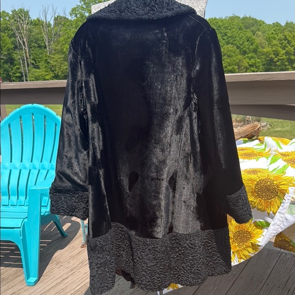 Elegant Black ladies size 6 to 8 curly lamb vintage coat. - Picture 6 of 15